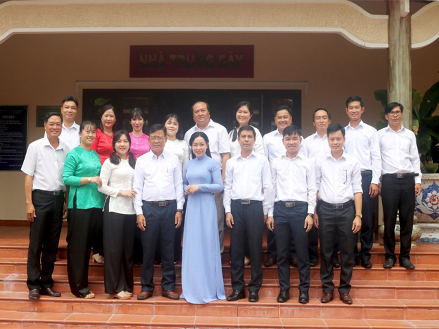 Chi bộ Trường Cao đẳng Luật miền Nam về nguồn tại Đền thờ Bác Hồ, tỉnh Bạc Liêu