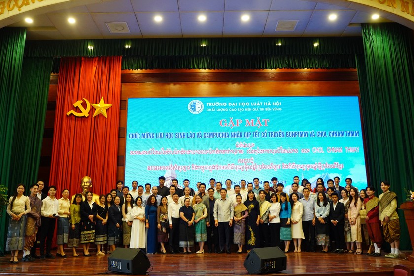 Trường Đại học Luật Hà Nội gặp mặt lưu học sinh Lào và Campuchia nhân dịp Tết cổ truyền