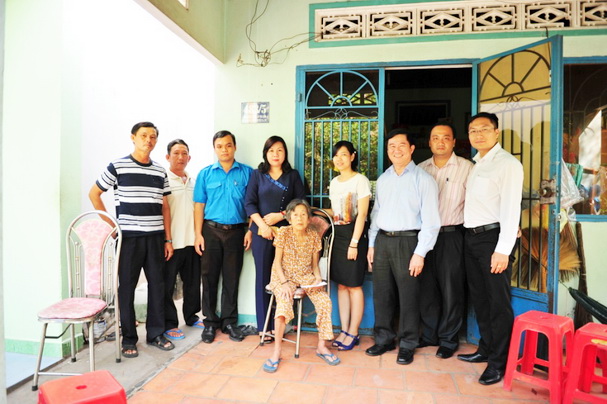 Sở Tư pháp Hồ Chí Minh tổ chức thăm Bà mẹ Việt Nam anh hùng