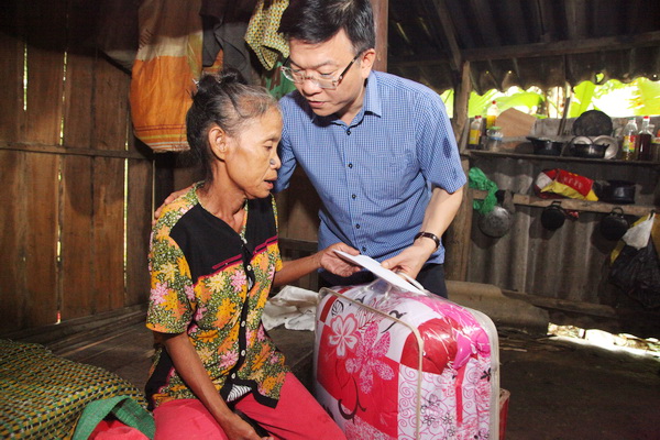 Bộ trưởng Lê Thành Long trao quà cho người dân vùng lũ miền Trung
