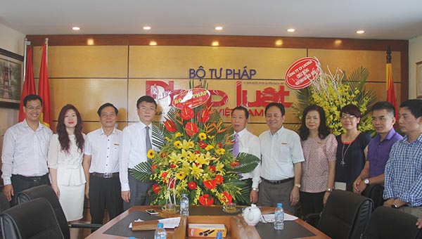 Bộ trưởng Bộ Tư pháp Lê Thành Long chúc mừng Báo Pháp luật Việt Nam
