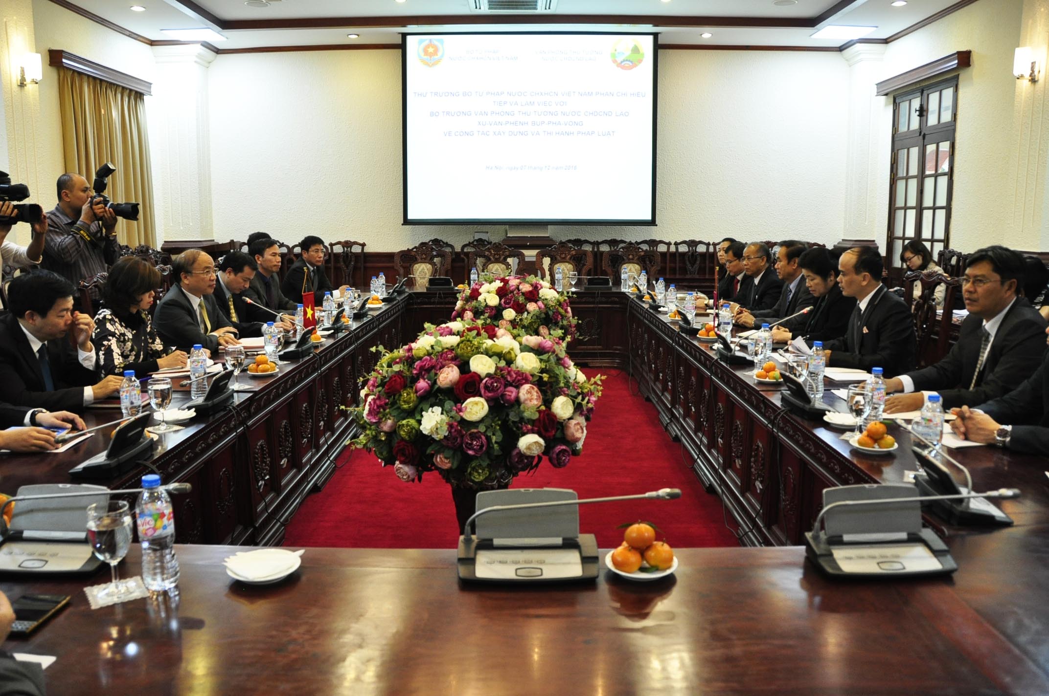 Thứ trưởng Phan Chí Hiếu tiếp và làm việc với Bộ trưởng Văn phòng Thủ tướng Lào