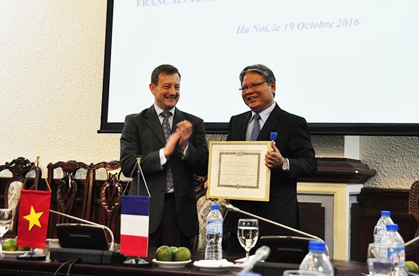 Cộng hòa Pháp trao tặng Huân chương Quốc công cho nguyên Bộ trưởng Hà Hùng Cường