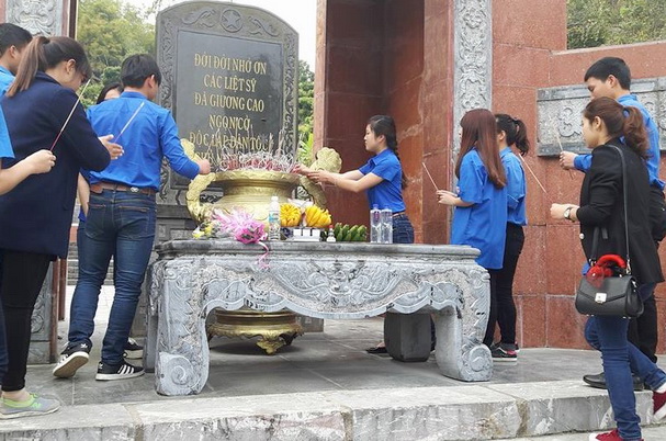 Dâng hương tại Khu di tích Nghĩa trang liệt sĩ và thăm quan Di tích Nhà tù Sơn La