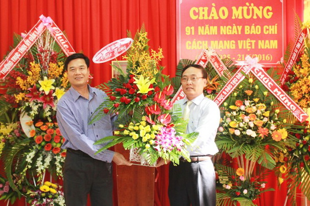 Trường Trung cấp Luật Buôn Ma Thuột chúc mừng Đài Phát thanh Truyền hình và Báo Đắk Lắk