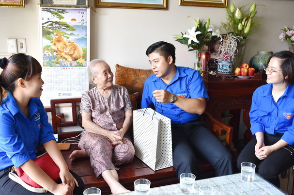 Đoàn thanh niên Bộ  Tư pháp thăm gia đình liệt sỹ Đặng Thùy Trâm