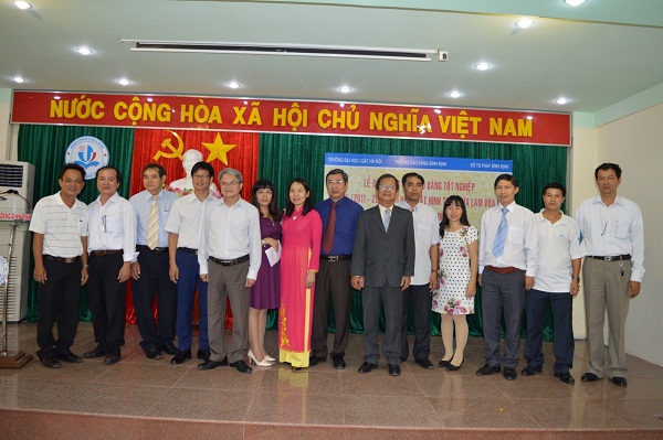 Lễ bế giảng và trao bằng tốt nghiệp lớp Đại học Luật hệ vừa làm vừa học tại Bình Định