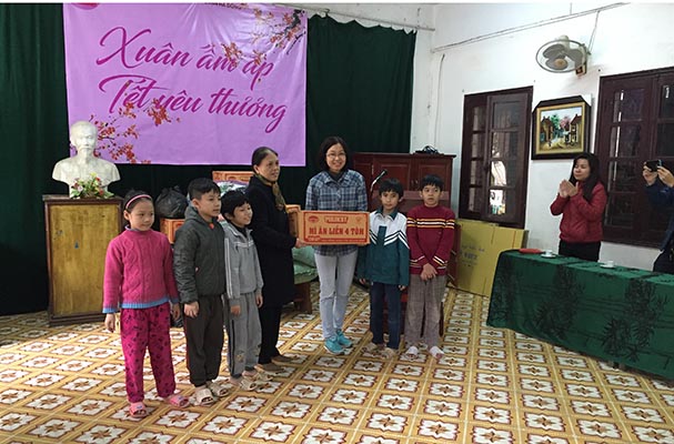 Tổ Công đoàn Vụ PLQT tổ chức từ thiện tại TT nuôi dưỡng trẻ mồ côi Hà Cầu, Hà Đông, Hà Nội
