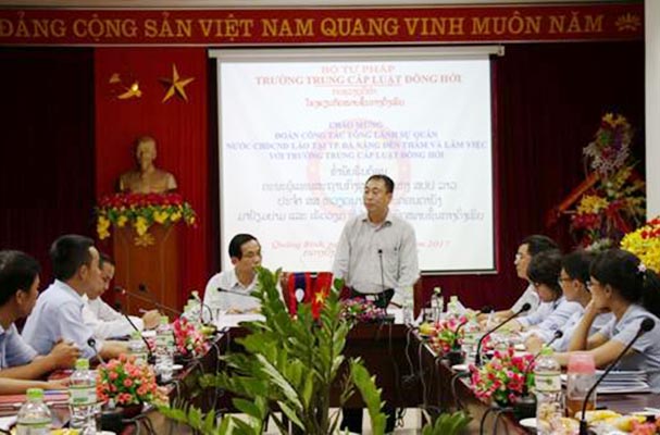 Đoàn công tác của Tổng Lãnh sự quán Lào tại Đà Nẵng đến thăm và làm việc tại Trường Trung cấp Luật Đồng Hới