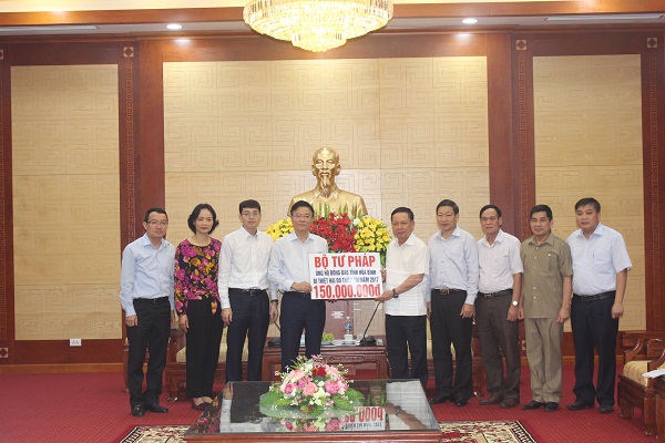 Bộ trưởng Lê Thành Long thăm hỏi, trao quà ủng hộ đồng bào bị thiên tai Hòa Bình, Thanh Hóa