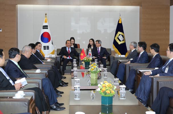 Thứ trưởng Bộ Tư pháp Trần Tiến Dũng tháp tùng Phó Thủ tướng Thường trực Chính phủ Trương Hoà Bình thăm Hàn Quốc