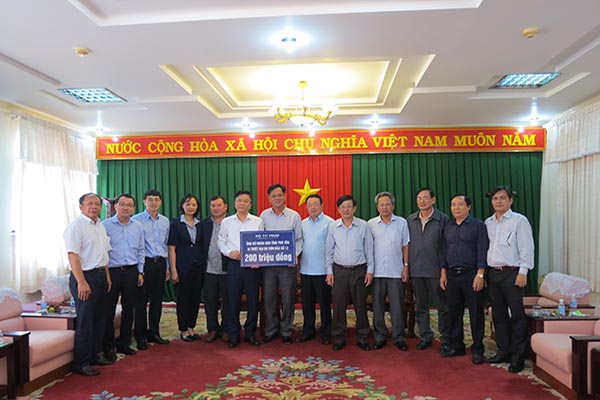 Bộ trưởng Lê Thành Long trao quà ủng hộ bão lũ ba tỉnh Bình Định, Phú Yên, Khánh Hoà