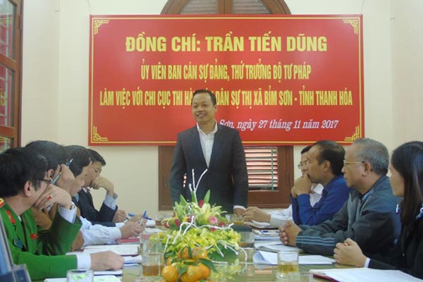 Thứ trưởng Bộ Tư pháp Trần Tiến Dũng làm việc với chi cục THADS Bỉm Sơn