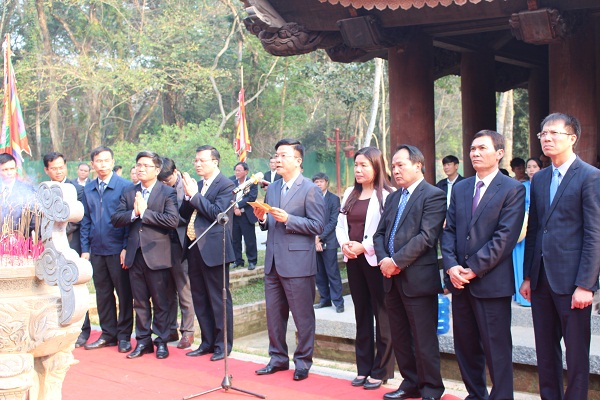 Bộ trưởng Lê Thành Long dâng hương tại Khu di tích Lam Kinh