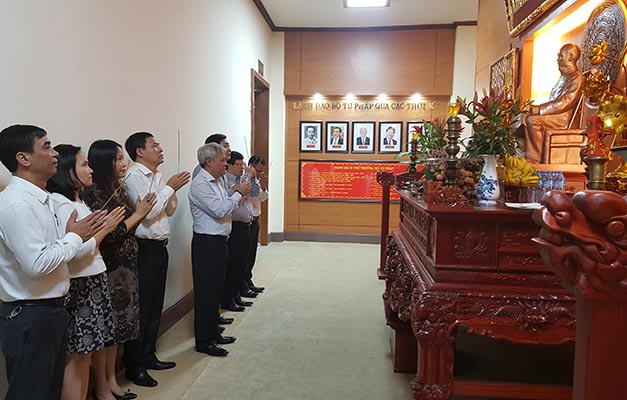 Lãnh đạo Tổng cục Thi hành án dân sự dâng hương tưởng nhớ Chủ tịch Hồ Chí Minh