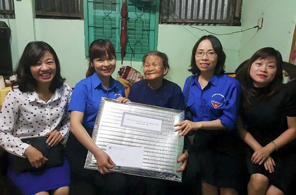 Chi đoàn cơ sở Thanh tra Bộ thăm Mẹ Việt Nam Anh Hùng  tại thành phố Hồ Chí Minh