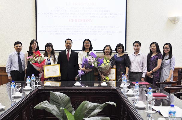 Trao tặng Kỷ niệm chương “Vì sự nghiệp Tư pháp” cho cán bộ Chương trình cấp cao của UNWOMEN tại Việt Nam
