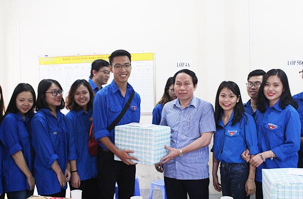 Thứ trưởng Lê Tiến Châu thăm, tặng quà động viên sinh viên tình nguyện Trường ĐH Luật Hà Nội tại Hà Giang