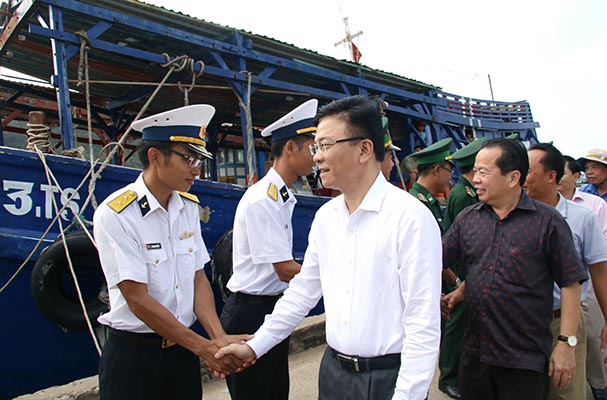 Bộ trưởng Bộ Tư pháp Lê Thành Long thăm, chúc Tết và tặng quà trên xã đảo Thổ Châu