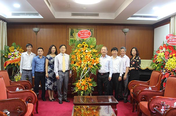 Thứ trưởng Nguyễn Khánh Ngọc chúc mừng một số cơ quan báo chí