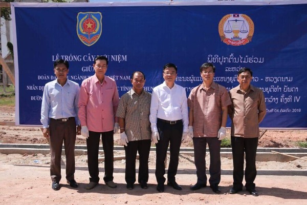 Bộ trưởng Lê Thành Long trồng cây lưu niệm tại trụ sở mới của Bộ Tư pháp Lào