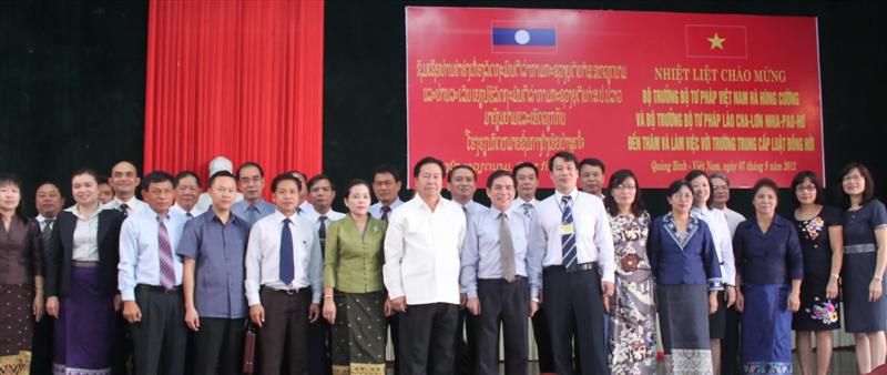 Deputy Minister of Justice of Vietnam and Lao Minister of Justice to visit and work with the Dong Hoi Law junior College