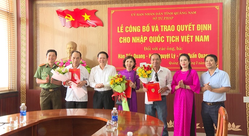 STP Quảng Nam: Trao Quyết định cho nhập quốc tịch Việt Nam cho 03 công dân cư trú tại tỉnh