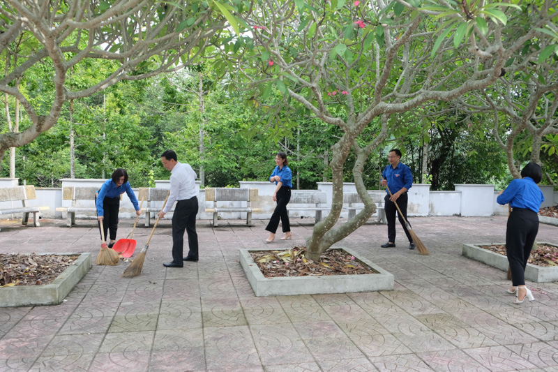 Chi đoàn Thanh niên Cục Kế hoạch - Tài chính tổ chức các hoạt động vệ sinh, làm sạch khuân viên, môi trường Khu di tích.