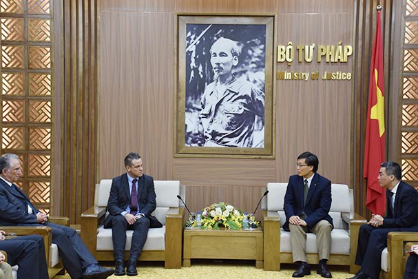 Vice Minister Nguyen Khanh Ngoc receiving Deputy Secretary of State of Hungarian Ministry of Justice
