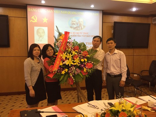 Đồng chí Lê Thị Hoàng Yến tặng hoa lưu niệm cho Ban chấp hành nhiệm kỳ 2015-2020