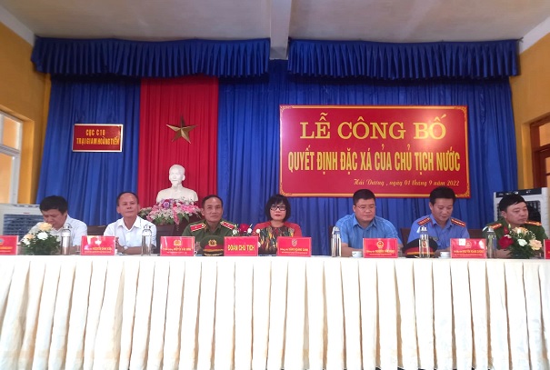 Thứ trưởng Bộ Tư pháp Đặng Hoàng Oanh trao giấy chứng nhận đặc xá tại trại giam Hoàng Tiến