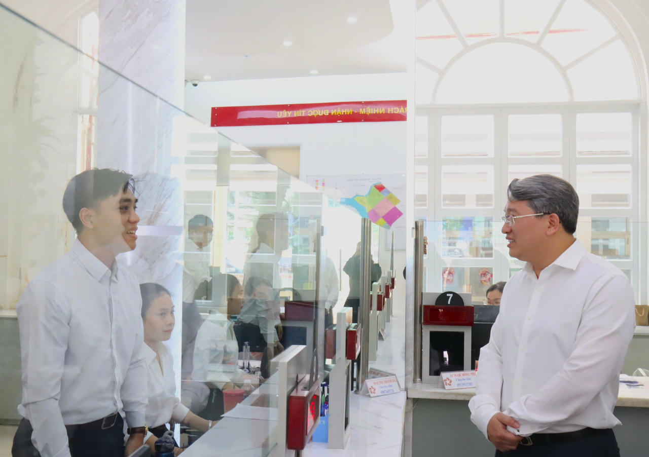 Bộ trưởng Nguyễn Hải Ninh cùng đoàn công tác Bộ Tư pháp khảo sát trung tâm hành chính công phường Sài Gòn