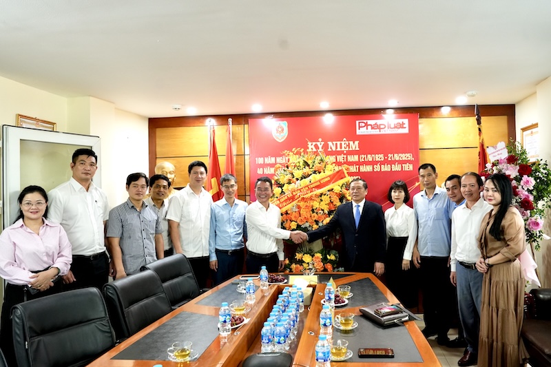 Phó Trưởng ban Thường trực Ban Tuyên giáo và Dân vận Trung ương chúc mừng Báo Pháp luật Việt Nam