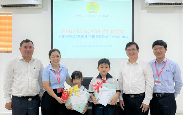 Công đoàn Bộ Tư pháp trao tặng sổ tiết kiệm cho 2 cháu mồ côi tại thành phố Hồ Chí Minh