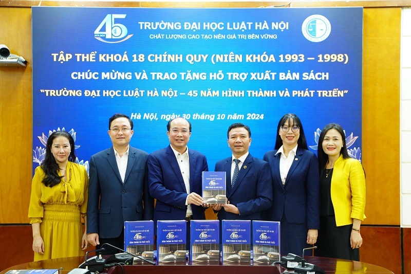 Cựu sinh viên K18 về thăm, tri ân thầy cô dịp 45 năm ngày thành lập Trường Đại học Luật Hà Nội