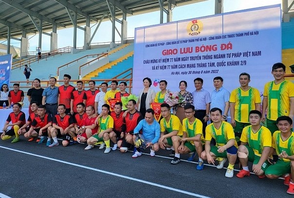 Sôi động trận giao hữu bóng đá chào mừng Ngày Quốc khánh 2/9