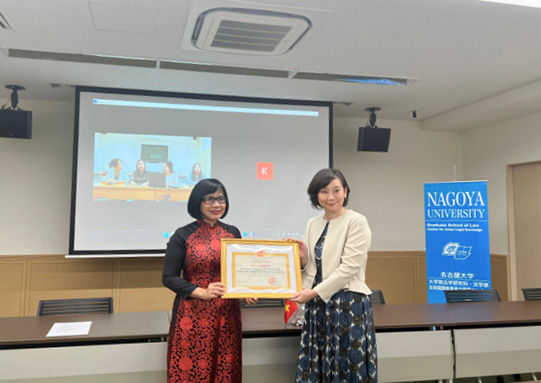 Thứ trưởng Đặng Hoàng Oanh trao bằng khen cho Trung tâm trao đổi pháp luật Châu Á, Khoa luật – Trường Đại học Nagoya tại Nhật Bản
