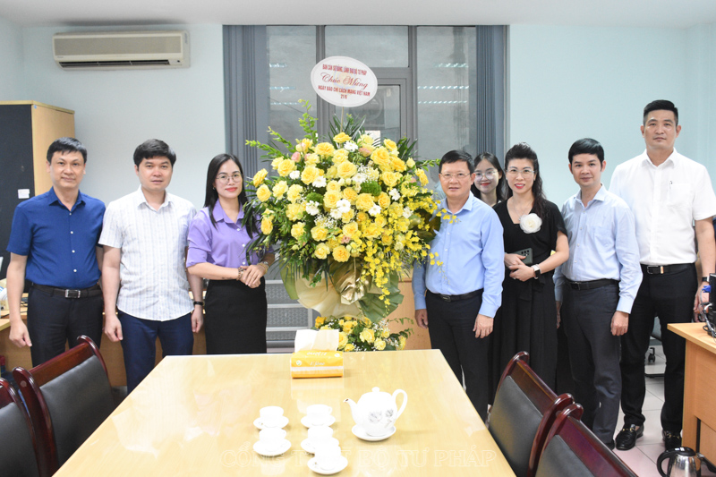 Thứ trưởng Mai Lương Khôi đến thăm, chúc mừng Cổng TTĐT Bộ Tư pháp nhân ngày Báo chí Cách mạng Việt Nam