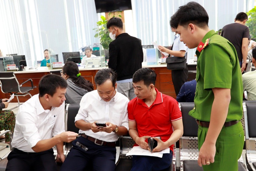 Thừa Thiên Huế: 48 hồ sơ được tiếp nhận trong ngày đầu triển khai thí điểm cấp Phiếu LLTP trên VNeID
