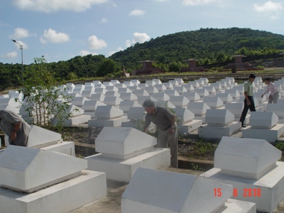 Bộ trưởng Hà Hùng Cường cùng Đoàn công tác viếng nghĩa trang liệt sĩ Phú Quốc