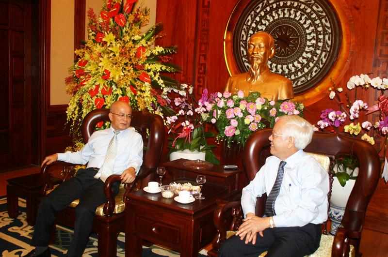 Thứ trưởng Bộ Tư Pháp Nguyễn Đức Chính thăm và chúc Tết Thành ủy, UBND TP. Hồ Chí Minh 