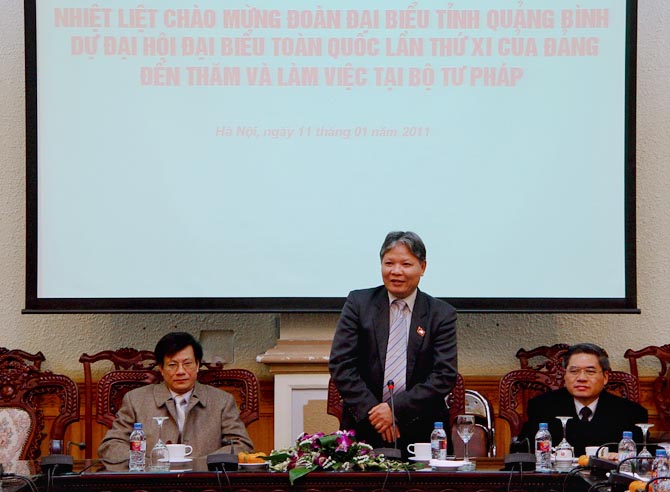Đoàn Đại biểu tỉnh Quảng Bình dự Đại hội Đảng toàn quốc lần thứ XI đến thăm và làm việc tại Bộ Tư pháp