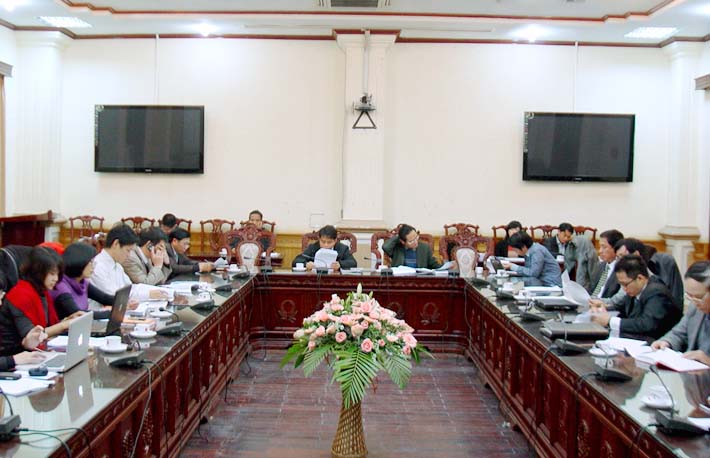 Bộ trưởng Hà Hùng Cường nghe Tổ giúp việc Bộ Tư pháp báo cáo về Đề cương tổng kết thi hành Hiến pháp năm 1992 của Chính phủ