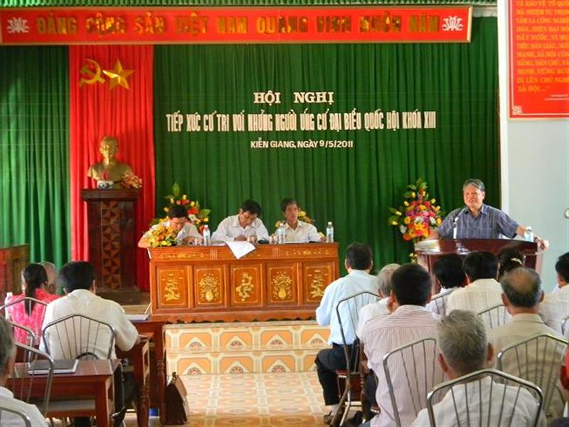 Bộ trưởng Hà Hùng Cường tiếp xúc cử tri vận động bầu cử tại huyện Lệ Thủy, tỉnh Quảng Bình