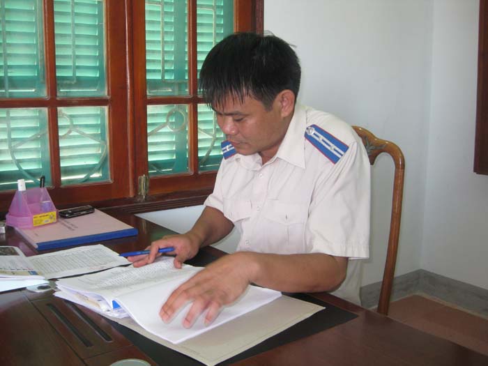 Cán bộ thi hành án Phạm Văn Trung giúp dân tìm công lý