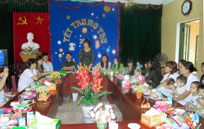 Công đoàn Vụ Kế hoạch – Tài chính tặng quà các trẻ mồ côi và suy dinh dưỡng tại Hà Nội