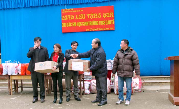 Đoàn Thanh niên Bộ Tư pháp thăm và tặng quà đồng bào, thanh thiếu nhi nghèo tỉnh Hà Giang
