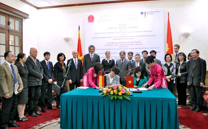 Lễ ký Bản Tuyên bố chung giữa hai Bộ Tư pháp Việt Nam và CHLB Đức về hợp tác Đối thoại nhà nước pháp quyền giai đoạn 2012 – 2014