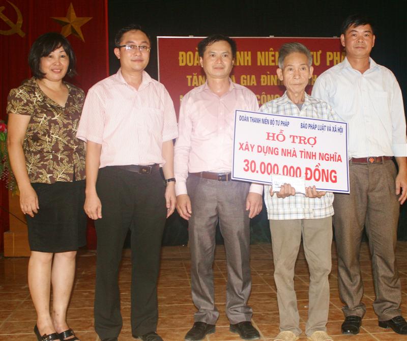 Báo Pháp luật và Xã hội cùng Đoàn thanh niên Bộ Tư pháp: Hỗ trợ xây dựng nhà tình nghĩa tại Tuyên Quang