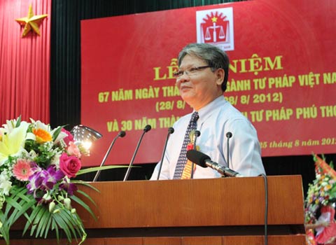 Bộ trưởng Bộ Tư pháp trao Kỷ niệm chương cho cán bộ ngành